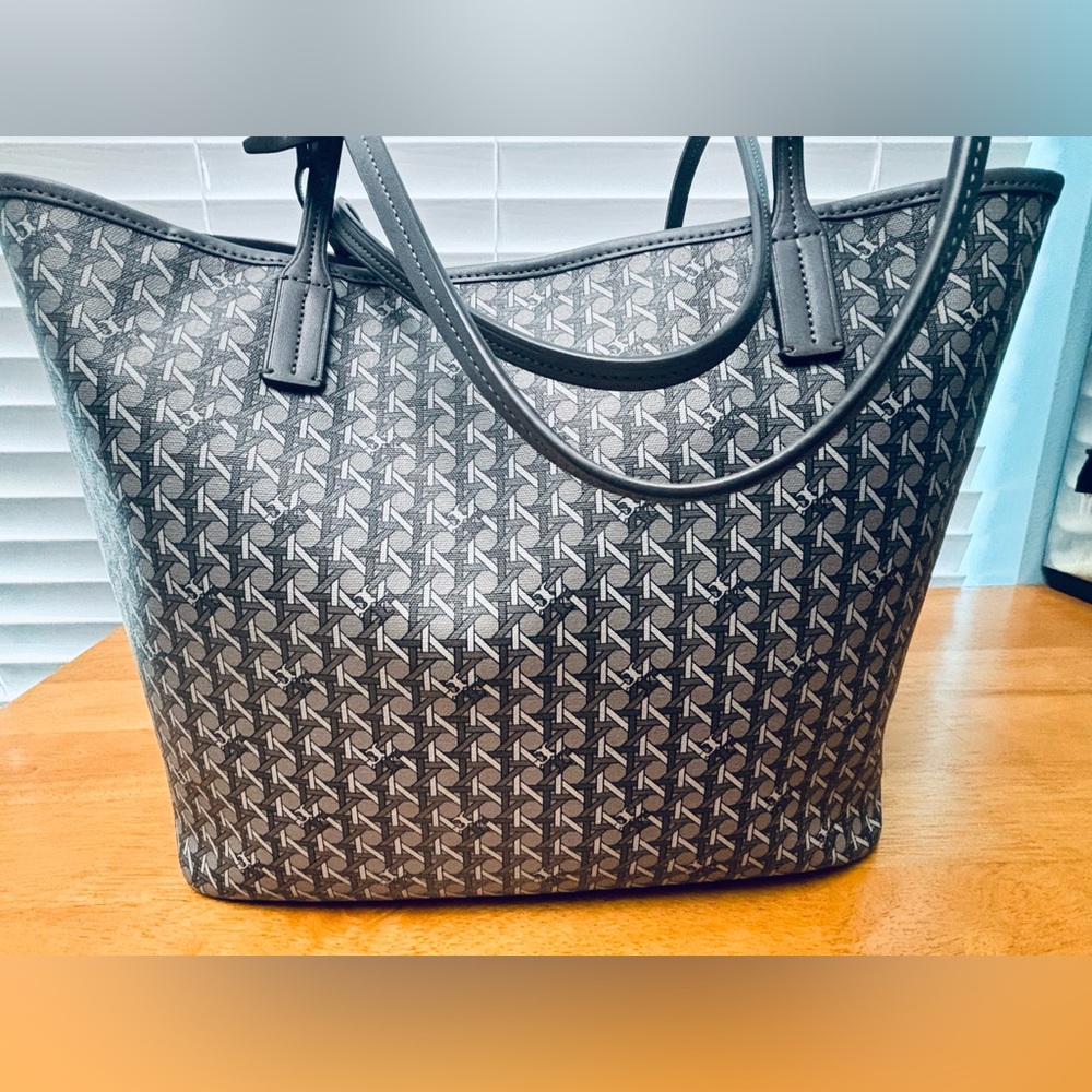 (SOLD) Tory Burch Ever-Ready Monogram Tote LARGE - Picture 10 of 15